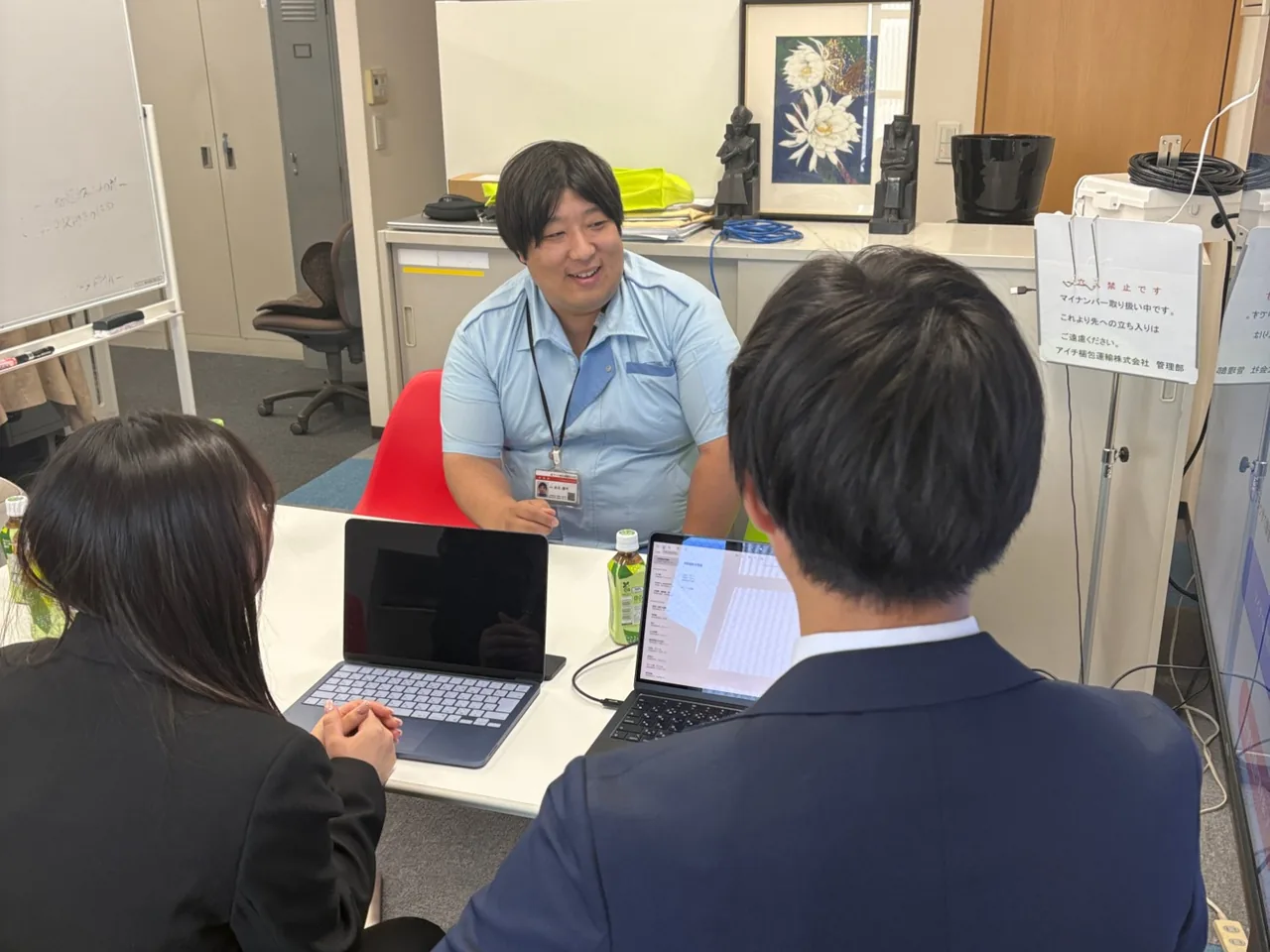 笑顔で選定の決め手を語る井元様