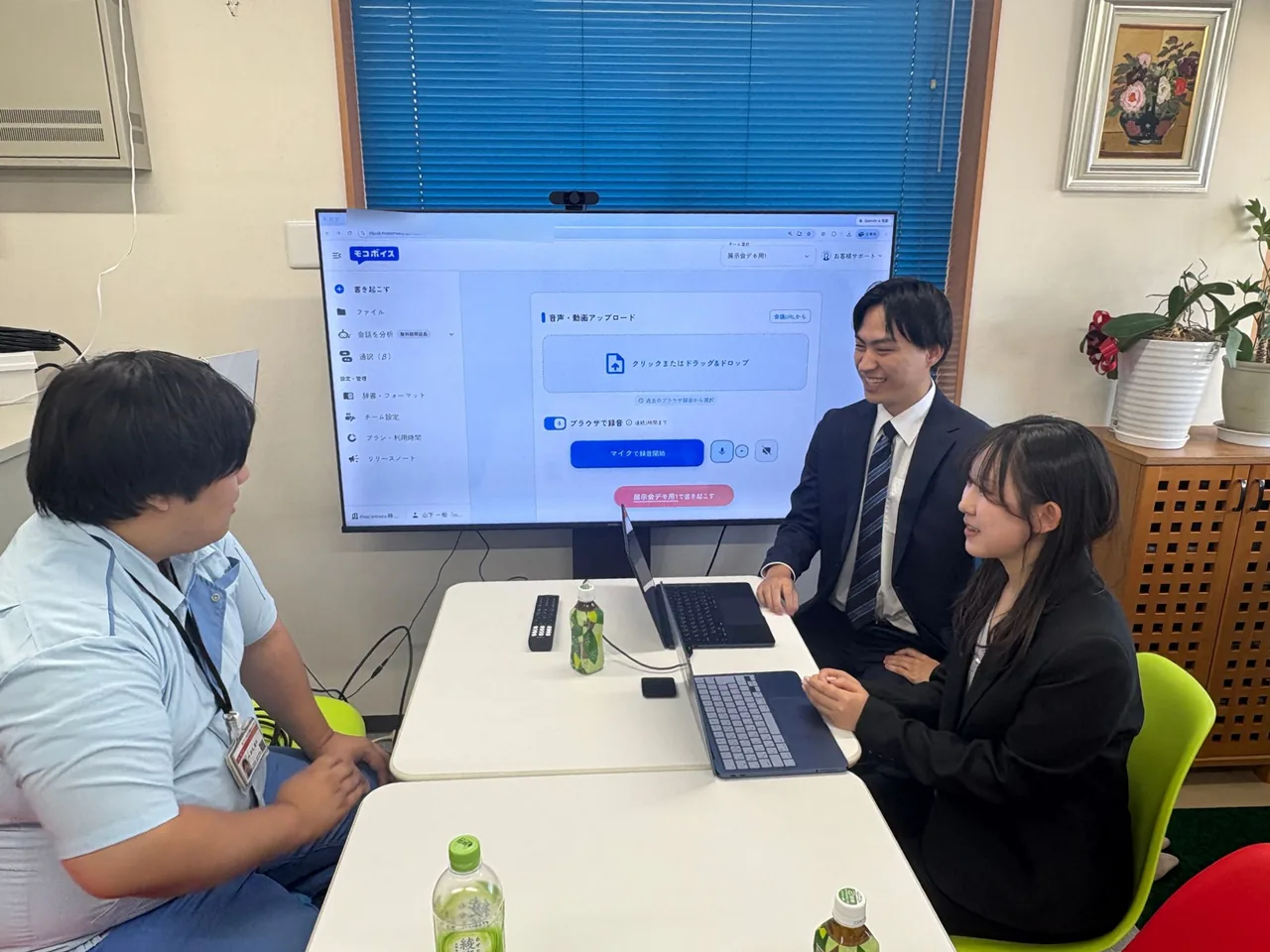 モコボイスの画面を見ながら話す井元様とmocomoco担当者